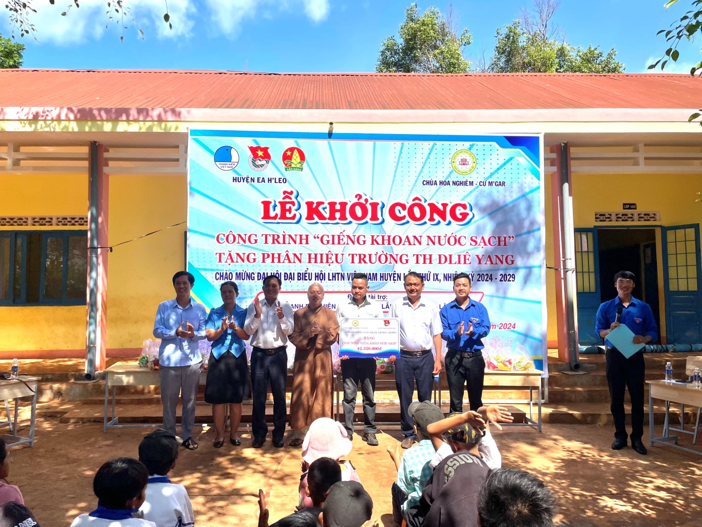 Lễ khởi công công trình “giếng khoan nước sạch” tặng phân hiệu Trường Tiểu học DLiê Yang
